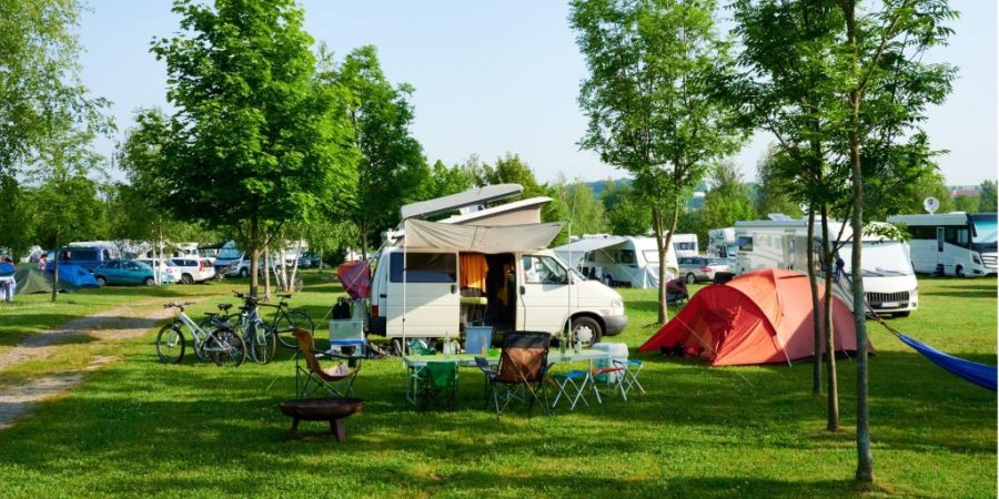 Camping en France : emplacement nu ou hébergement locatif, comment choisir selon son profil ?